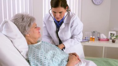 Kıdemli kadın doktor tıbbi muayene yapıyor.