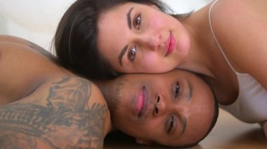 Kameraya bakan ırklar arası bir çift.