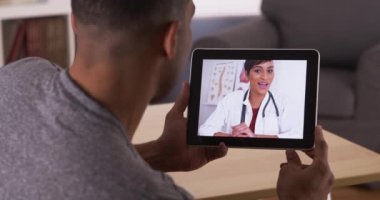 Doktora tablete konuşan siyah adam