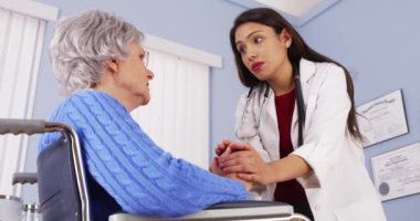 İspanyol kadın doktor rahatlatıcı yaşlı hasta devre dışı