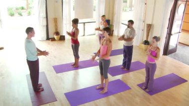 İnsanlar yoga sınıfı