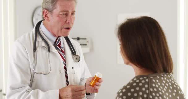 Médico Explicando Prescrição Para Paciente Idosa — Vídeo de Stock