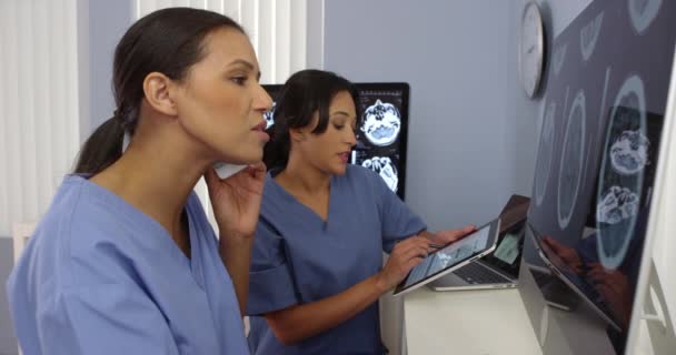 Médicas Negras Hispânicas Trabalhando Juntas Com Celular Computadores — Vídeo de Stock
