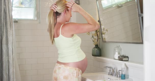 Hamile Kadın Banyoda Saç Düzeltiyor — Stok video