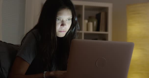 西班牙裔女人晚上使用笔记本电脑 — 图库视频影像