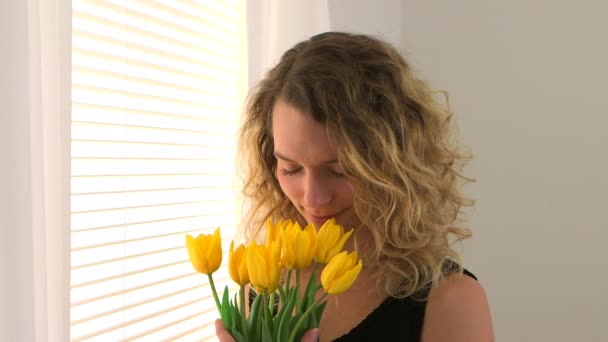 Donna Bionda Piedi Vicino Una Finestra Con Mazzo Tulipani — Video Stock