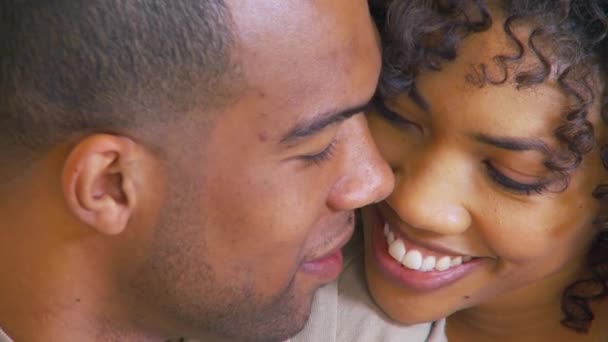 Крупный План Поцелуев Афроамериканской Пары — стоковое видео