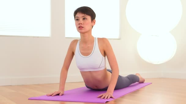 Çinli Kadın Yoga Yaparken — Stok video