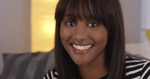 漂亮的黑人女人穿着条纹衬衫笑着 — 图库视频影像