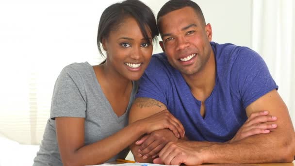 甜蜜的黑人夫妇坐在桌旁 — 图库视频影像