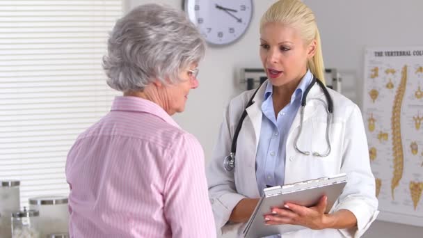 Arts Gesprek Met Oudere Patiënt Schrijven Medische Kaart — Stockvideo