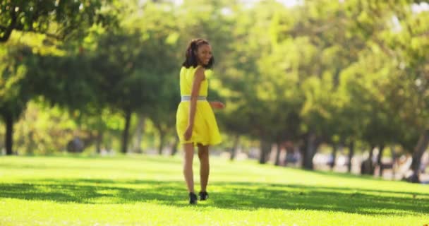 Mujer Negra Huyendo Cámara — Vídeos de Stock