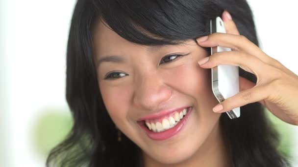 Tayvanlı Bir Kadının Telefonda Gülüşünü Konuşmasını Yakından Çek — Stok video