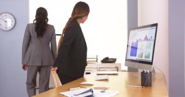 Çizelgeleri gözden geçiren karışık ırk iş arkadaşlarınız kutlu olsun.