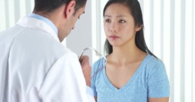 Meksika Doktor hastanın kalbi için dinleme