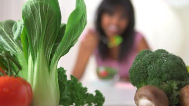 Sebzelerle salata yiyen kadınlar arasına odaklanın.