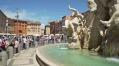 Piazza Navona 'da Fontana dei Quattro Fiumi' yi yönetmeye yakın. Roma 'daki Dört Nehir Çeşmesi' nin arka planındaki heykellerin odaklanmamış plakası.