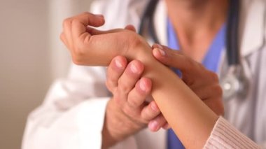 Meksikalı doktor kadının nabzını kontrol ediyor