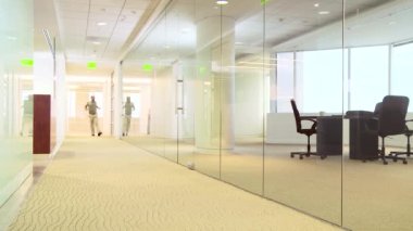 İki ofis arkadaşı koridorda dans ediyor.