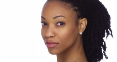 Kameraya bakarak güzel zenci kadın