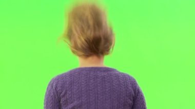 Kadın saçlarını arkaya atıyor.