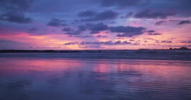 Kosta Rika plajında kompozit veya anahtarcılık için dikkat çekici mor ve mavi günbatımı odaklı arka plan plakası. Yeşil ekran bileşimi için okyanus güneşinin bulanık ya da odaksız görüntüsü. 4k