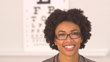 Optometriste gözlüklü Afro-Amerikalı kadın