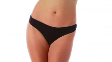 Siyah iç çamaşırlı genç bir kadın.