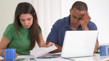 Afrikalı Amerikalı ve Kafkasyalı çift borç içinde.