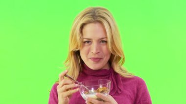 Elinde mısır gevreği olan bir kadına yaklaş.