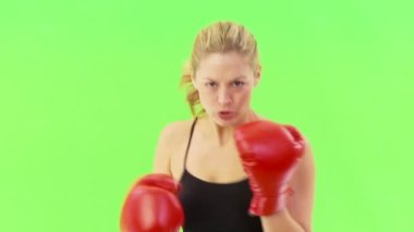 Gölge boksu yapan kadına yaklaş.