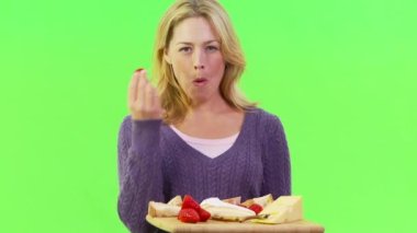 Bir tabak yemeği olan bir kadın.