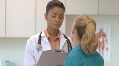 kadın doktor hasta ile konuşmak