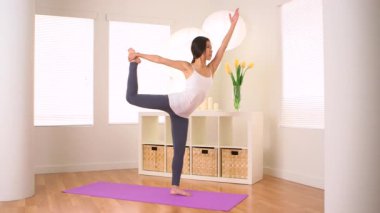 Yoga yapan Çinli kadın: Dansın Efendisi