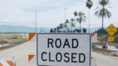 Yol kapalı tabelasının solundan sağa doğru. Çizgili barikat, toprak kaplı otoyolun girişini kapatıyor. 4k