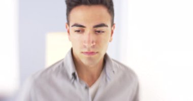 Kendine güvenen Meksika adam cam kenarında ayakta