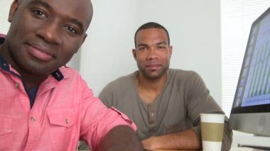 Gülümseyen siyah işadamları ofiste