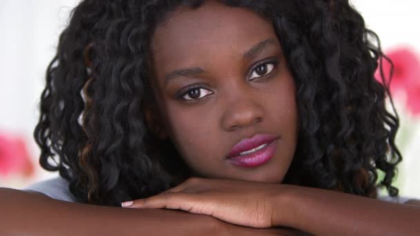 Kadın Siyah Gencin Portresi — Stok video
