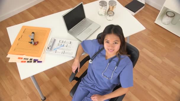 Retrato Mulher Asiática Médico Sorrindo Mesa — Vídeo de Stock