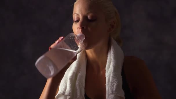 Mulher Loira Athelte Água Potável — Vídeo de Stock