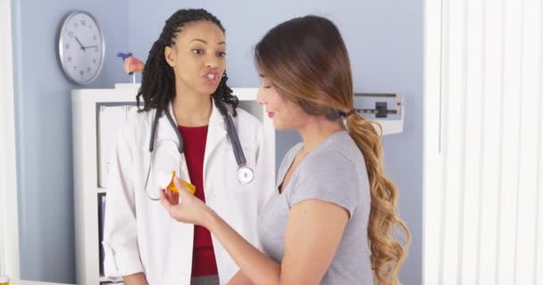 非裔美国医生向亚裔病人解释新的处方 — 图库视频影像
