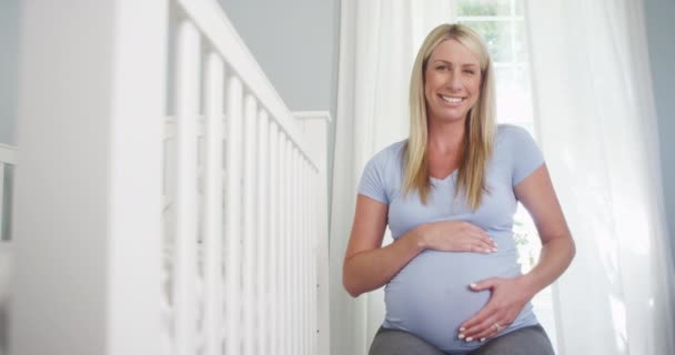 Hermosa Mujer Embarazada Sentada Habitación Del Bebé — Vídeos de Stock