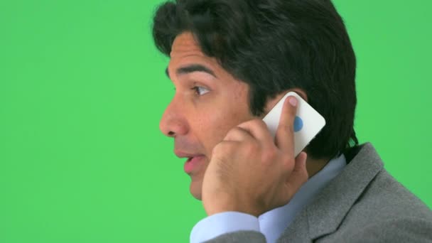 Close East Indian Businessman Talking Phone Greenscreen — Stock Video