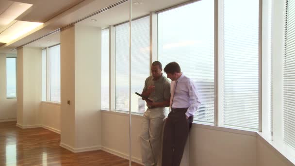 Ofis Penceresinde Çalışan Adamları Şehre Tepeden Bakıyor — Stok video