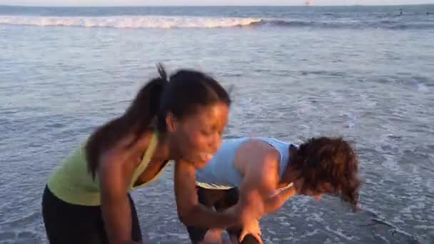 Dos Mujeres Jóvenes Recogiendo Aliento Final Carrera Playa — Vídeos de Stock