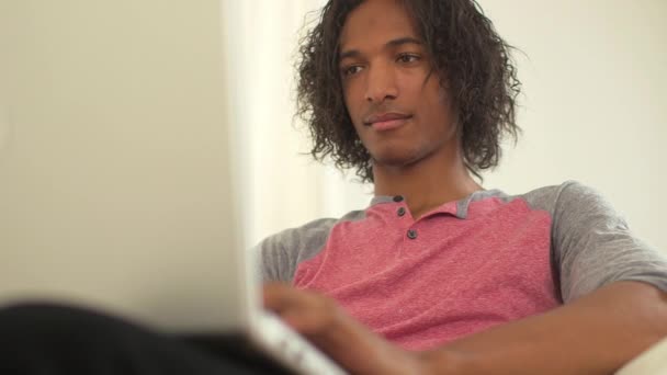 Dizüstü Bilgisayarında Yazan Siyah Bir Genç — Stok video