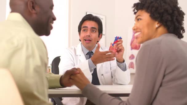 Ισπανόφωνος Γιατρός Μιλάει Ζευγάρι Των Αφροαμερικανών Για Καρδιακά Προβλήματα — Αρχείο Βίντεο