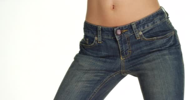 Mulher Jeans Movendo Lado Lado — Vídeo de Stock