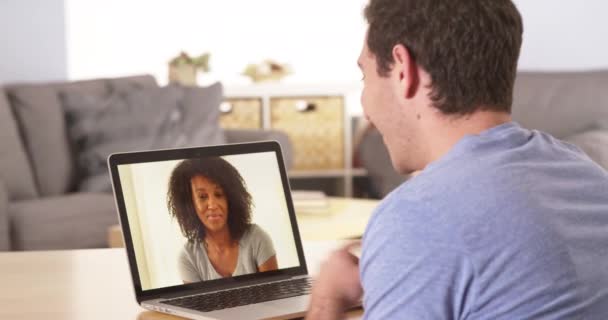 Man Webcammen Met Vriend Laptop — Stockvideo