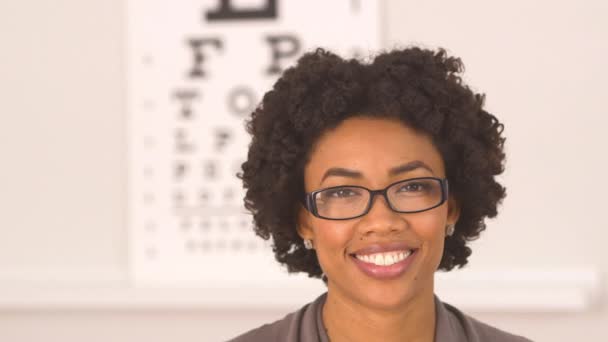 Afroameričanka Nosí Brýle Optometristky — Stock video